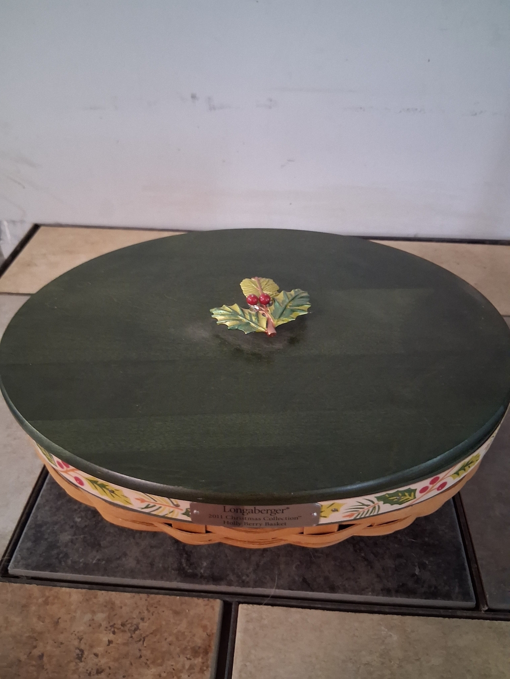 Longaberger 2011 Christmas 'Holly Berry' Lidded Basket - Picture 2 of 9